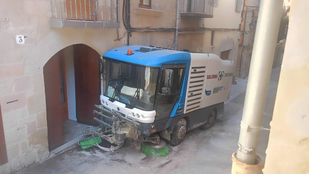 La màquina escombradora del servei de neteja de Solsona s'avaria a la Plaça de Sant Joan 