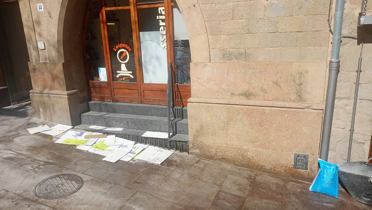 El líquid hidràulic s'ha cessat al paviment de la plaça  - Ramon Estany 