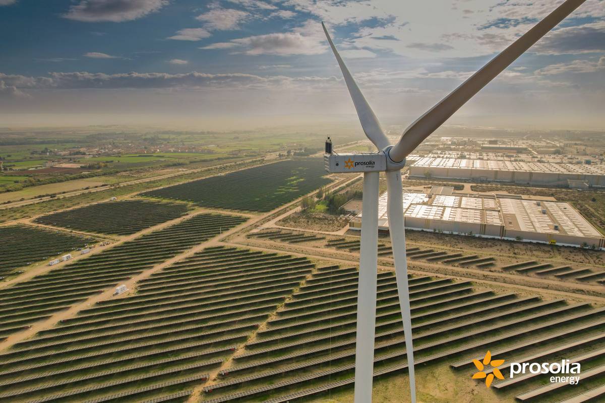 Llum verda del Govern al primer aerogenerador d'autoconsum del món d'Amazon