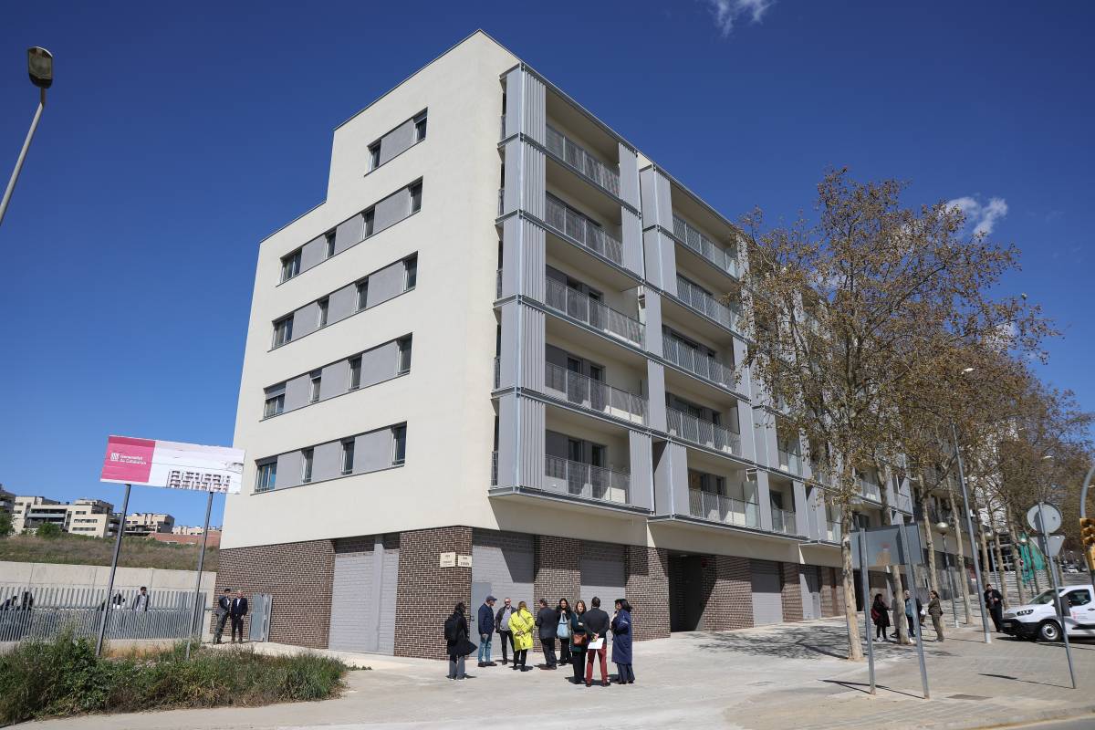 Lliurament de claus dels pisos de lloguer assequible de l`Incasòl a Can Llong - Víctor Castillo Lliurament de claus dels pisos de lloguer assequible de l`Incasòl a Can Llong