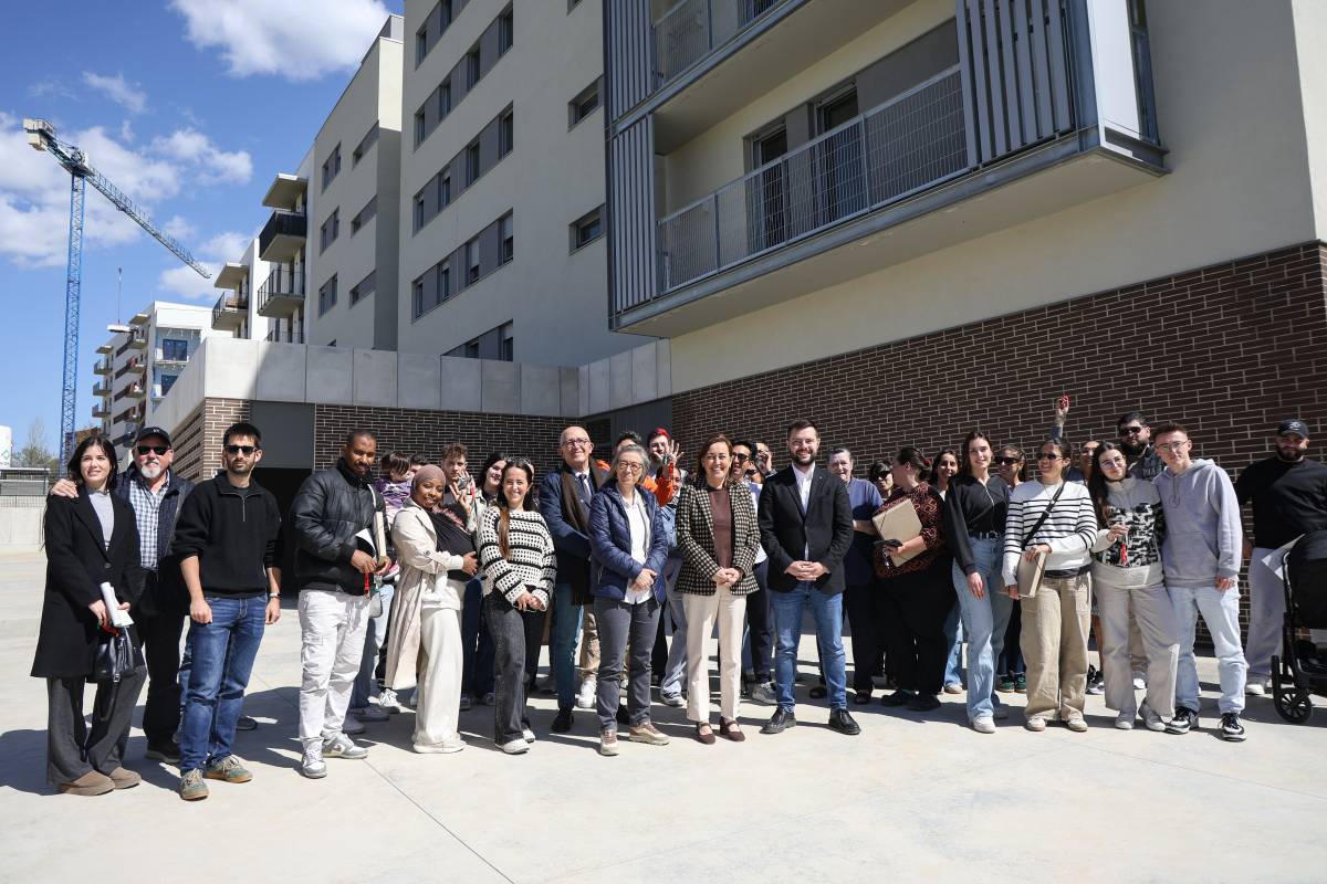 Lliurament de claus dels pisos de lloguer assequible de l`Incasòl a Can Llong - Víctor Castillo Lliurament de claus dels pisos de lloguer assequible de l`Incasòl a Can Llong