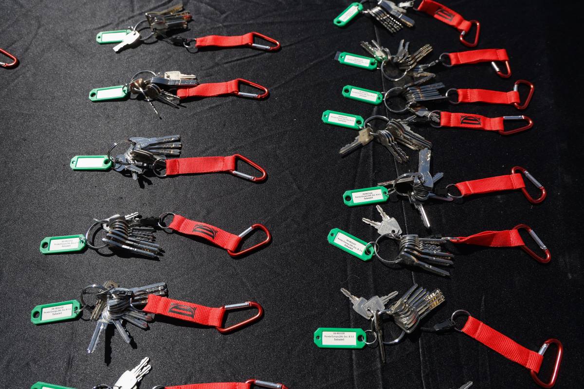 Lliurament de claus dels pisos de lloguer assequible de l`Incasòl a Can Llong - Víctor Castillo Lliurament de claus dels pisos de lloguer assequible de l`Incasòl a Can Llong