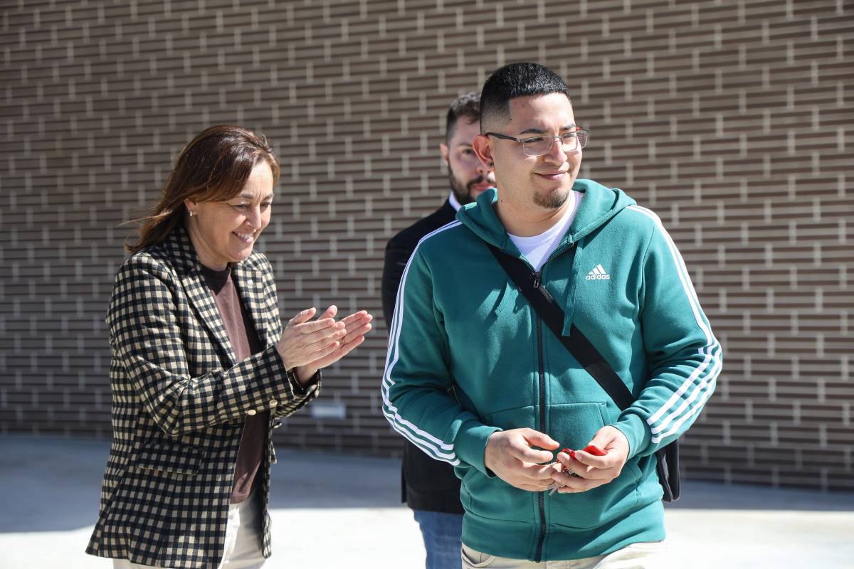 Lliurament de claus dels pisos de lloguer assequible de l`Incasòl a Can Llong - Víctor Castillo Lliurament de claus dels pisos de lloguer assequible de l`Incasòl a Can Llong