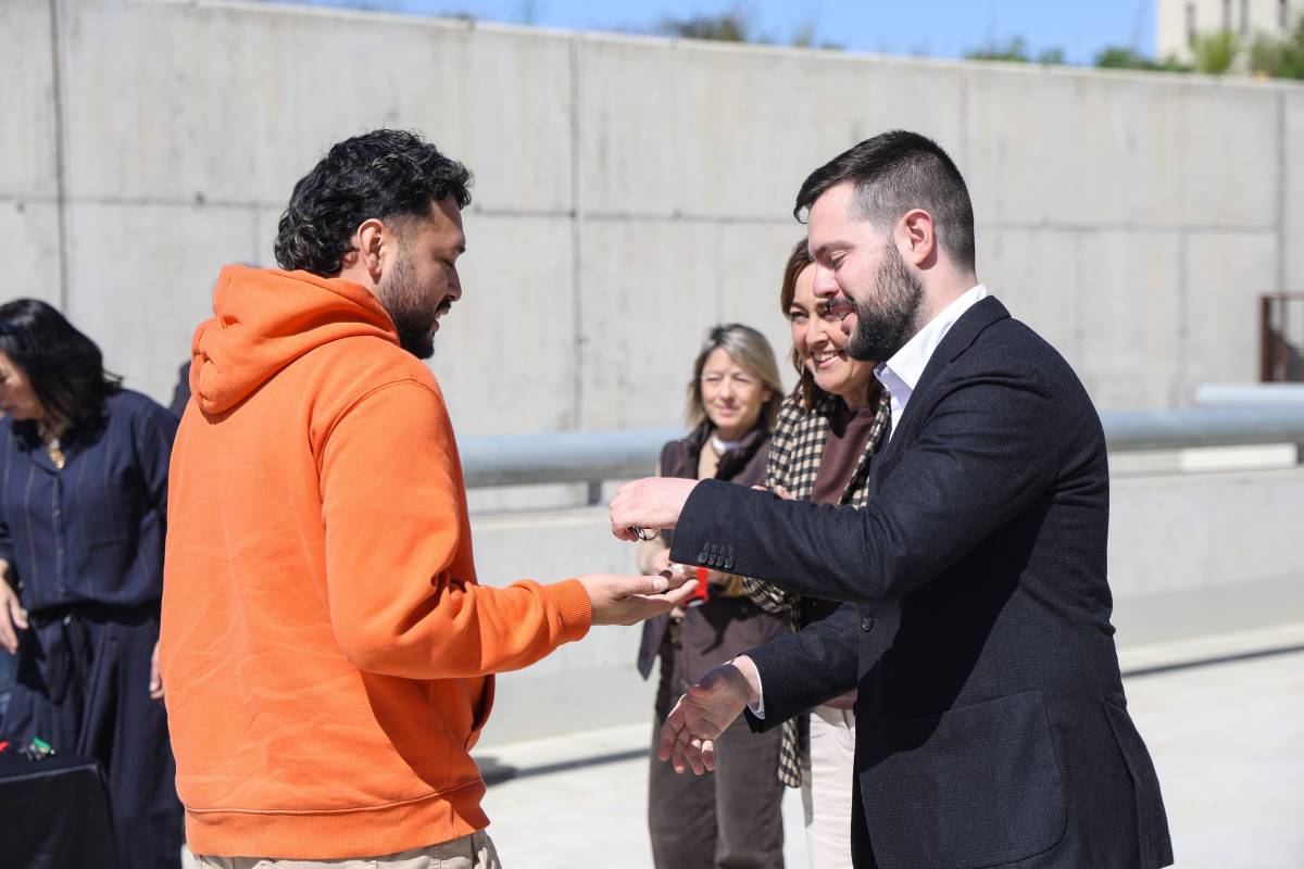 Lliurament de claus dels pisos de lloguer assequible de l`Incasòl a Can Llong - Víctor Castillo Lliurament de claus dels pisos de lloguer assequible de l`Incasòl a Can Llong