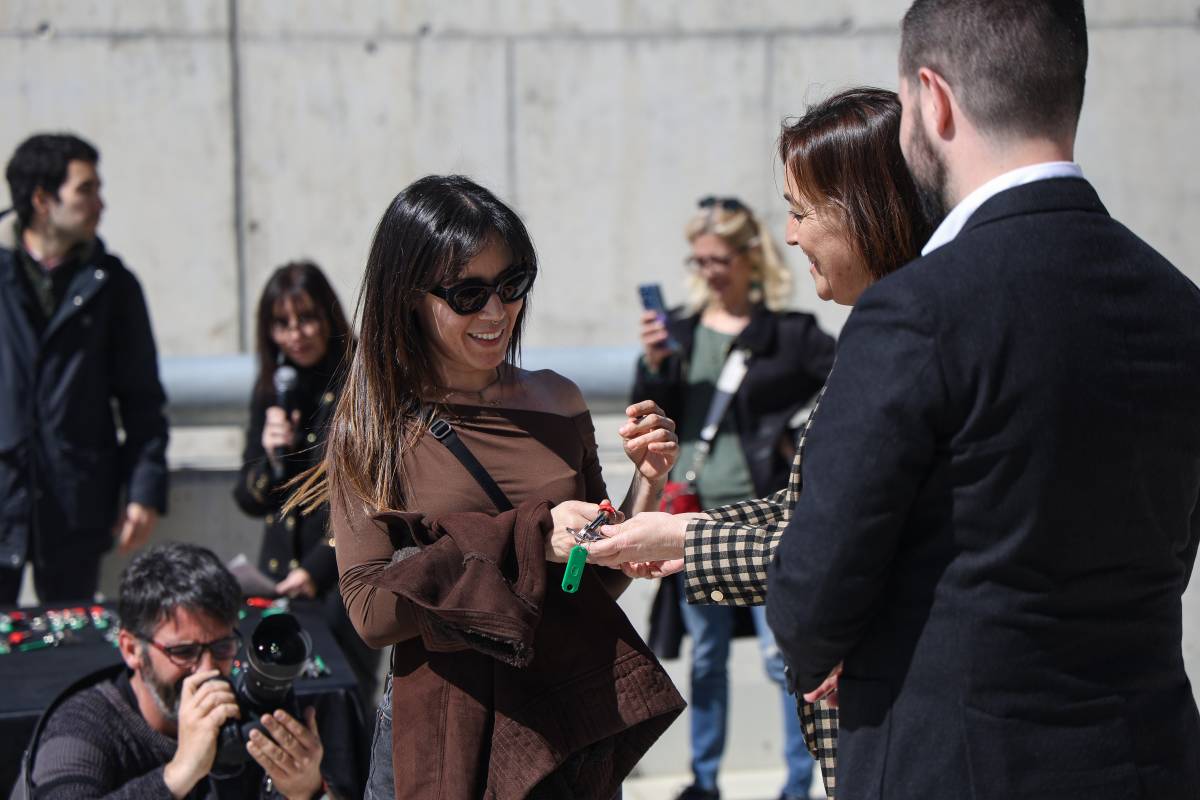 Lliurament de claus dels pisos de lloguer assequible de l`Incasòl a Can Llong - Víctor Castillo Lliurament de claus dels pisos de lloguer assequible de l`Incasòl a Can Llong