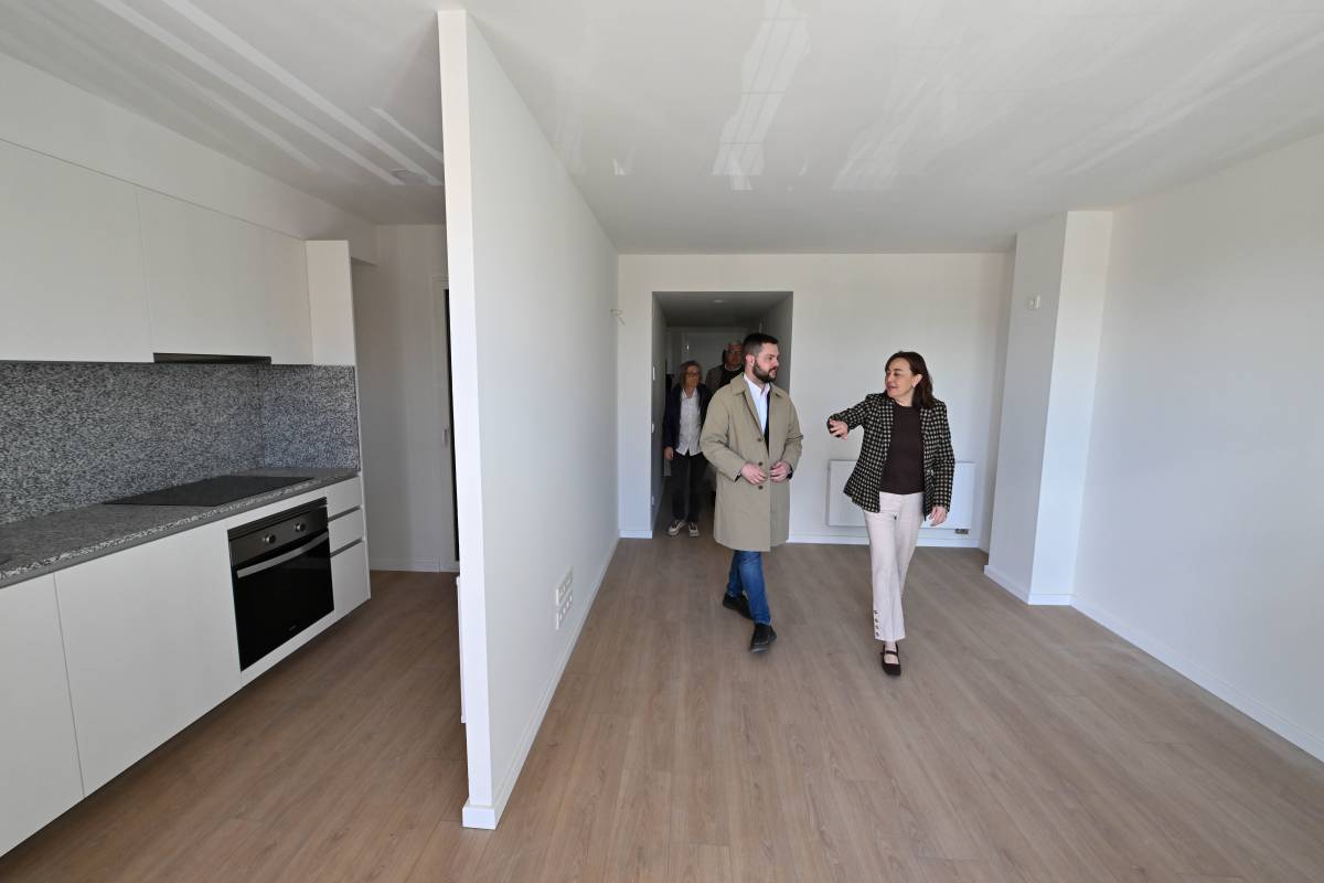 Sílvia Paneque i Eloi Cortés, a l`interior d`un dels domicilis - Generalitat Sílvia Paneque i Eloi Cortés, a l`interior d`un dels domicilis