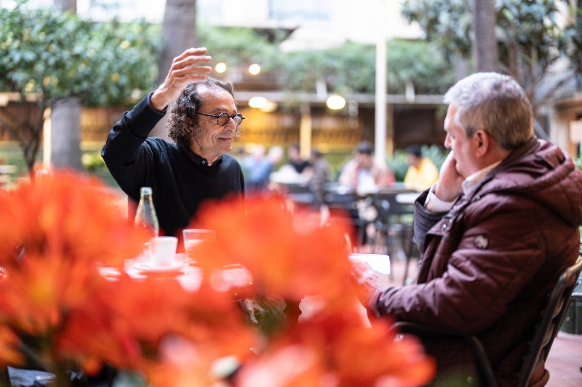 El periodista Joan Roura, entrevistat al jardí romàntic de l'Ateneu Barcelonès. - Ricard Novella