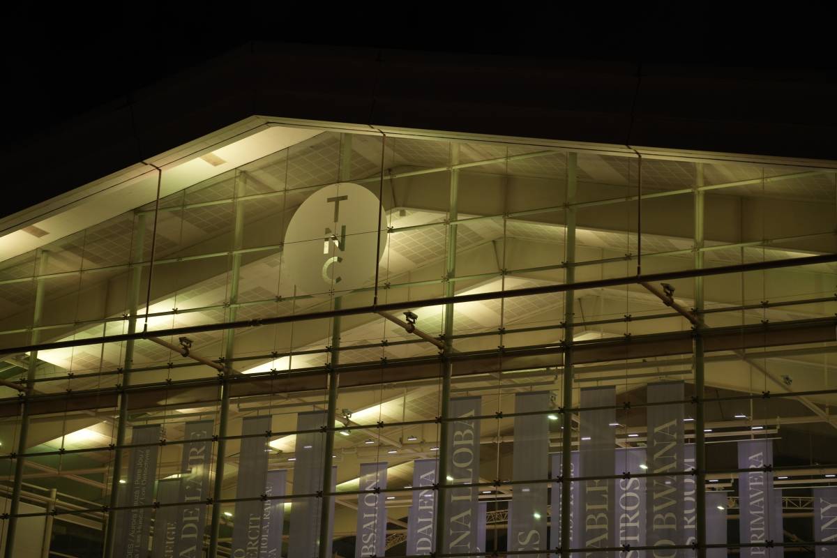 El Teatre Nacional de Catalunya tenyit de groc - Cedida