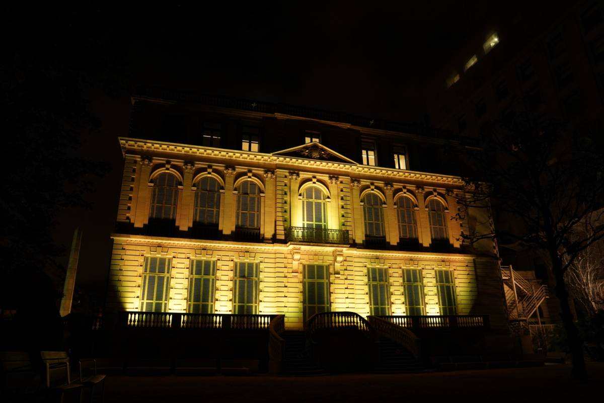 La façana del Palau Robert tenyida de groc - Cedida