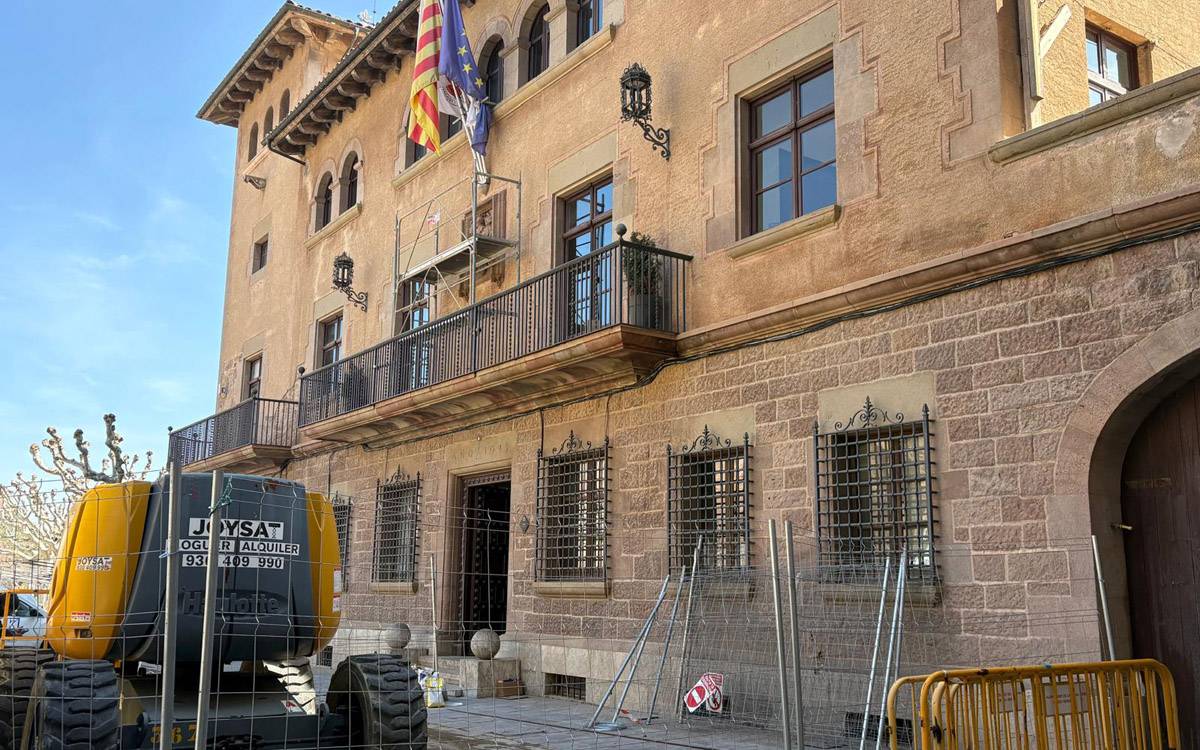 Cardona inicia la restauració de la façana principal de l'Ajuntament