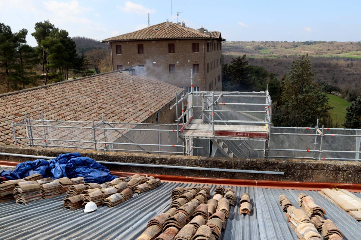 Treballs de rehabilitació de la teulada després d`instal·lar-hi l`aïllament - Mar Martí Treballs de rehabilitació de la teulada després d`instal·lar-hi l`aïllament