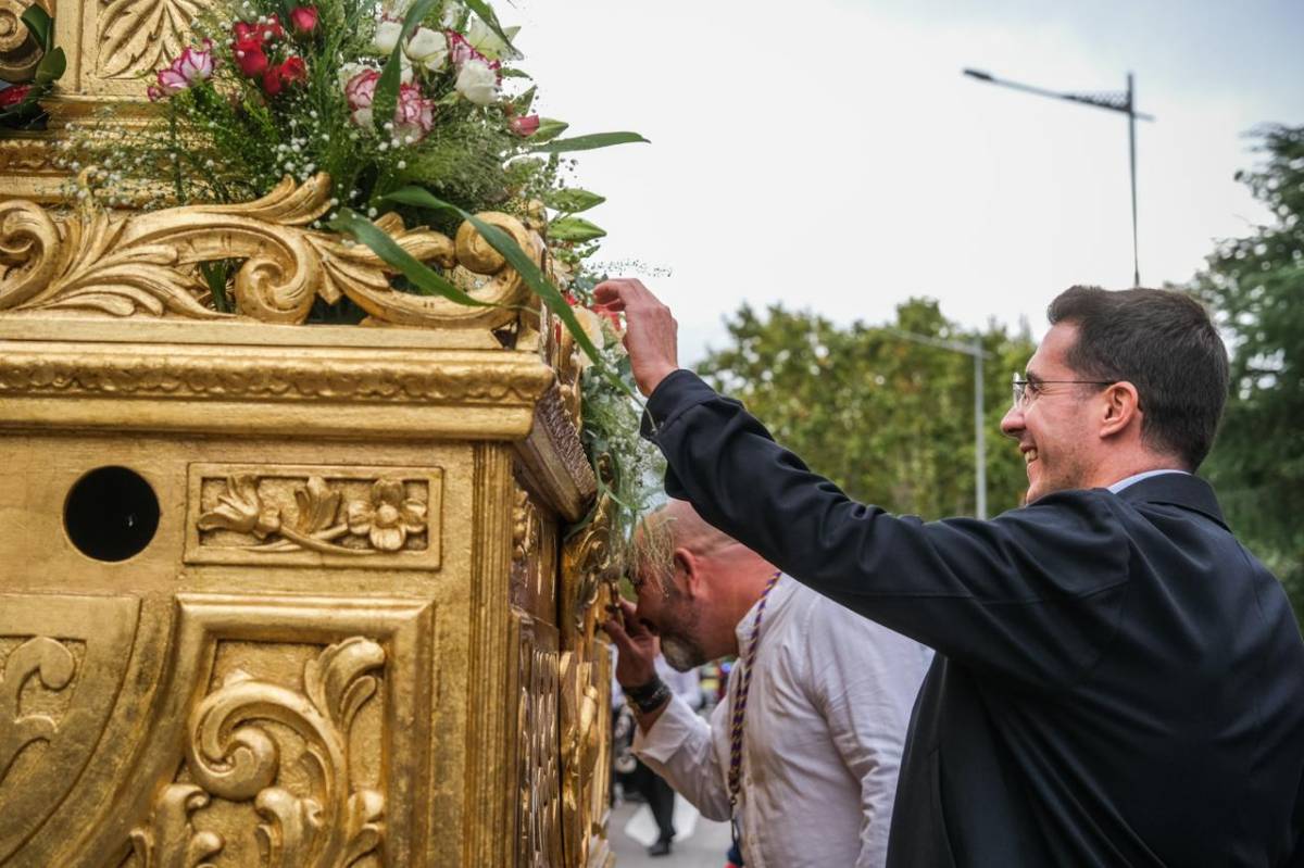 L`alcalde de Badia, durant una de les celebracions per la Setmana Santa