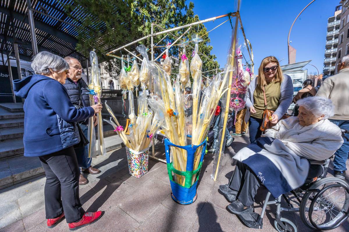 Venda de palmes i palmons a Sabadell per Diumenge de Rams - JUANMA PELÁEZ Venda de palmes i palmons a Sabadell per Diumenge de Rams