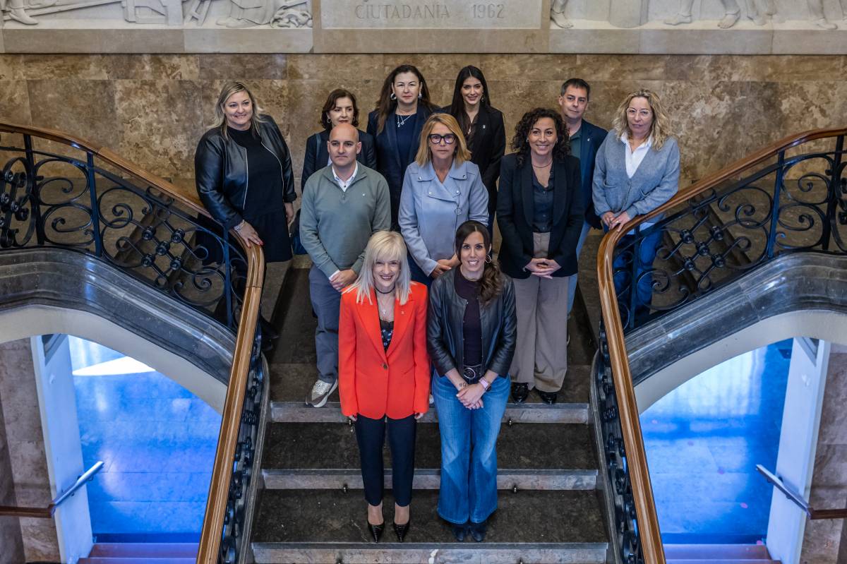 Pilar Díaz, delegada del Govern de la Generalitat a Barcelona, amb MartaFarrés, alcaldessa, i membres del consistori - Juanma Peláez Pilar Díaz, delegada del Govern de la Generalitat a Barcelona, amb MartaFarrés, alcaldessa, i membres del consistori