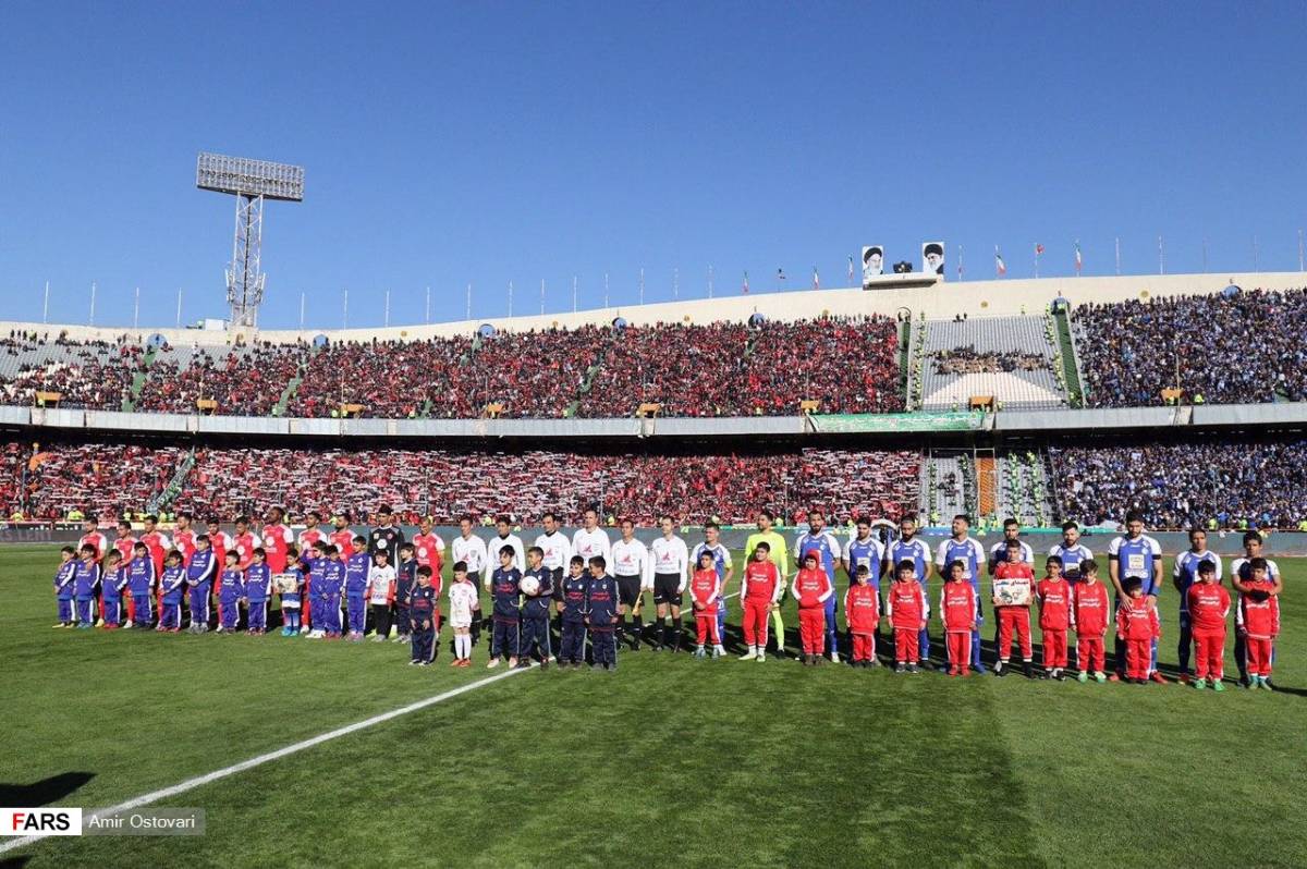 Imatge del derbi de Teheran de 2020, entre el Persèpolis i l’Esteghlal, presidit per la imatge dels aiatol·làs