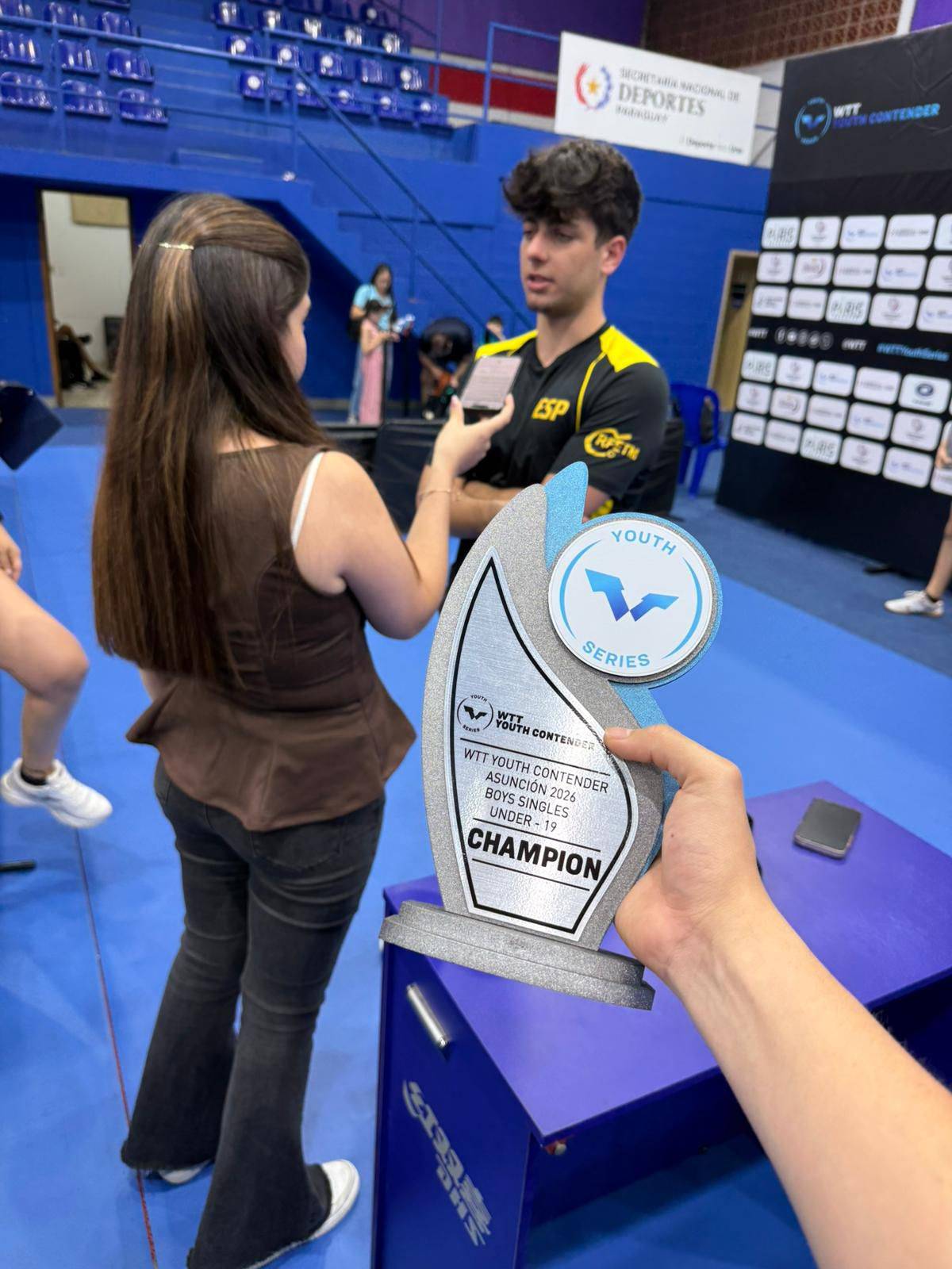 Khidasheli, de fons en una entrevista, i el trofeu que va guanyar al Paraguai - CEDIDA Khidasheli, de fons en una entrevista, i el trofeu que va guanyar al Paraguai