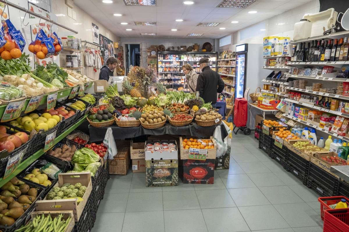 Interior de la botiga Queviures Ubach - ALBERTO TALLÓN