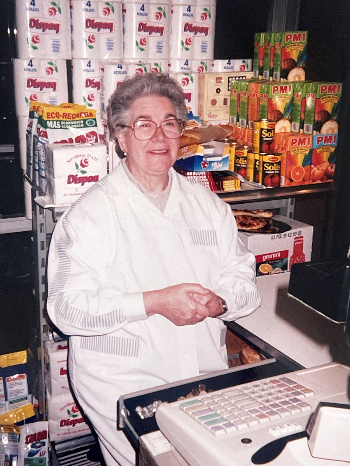 Rosa Ubach, mare de la Glòria, a l'interior de la botiga - ARXIU FAMILIAR