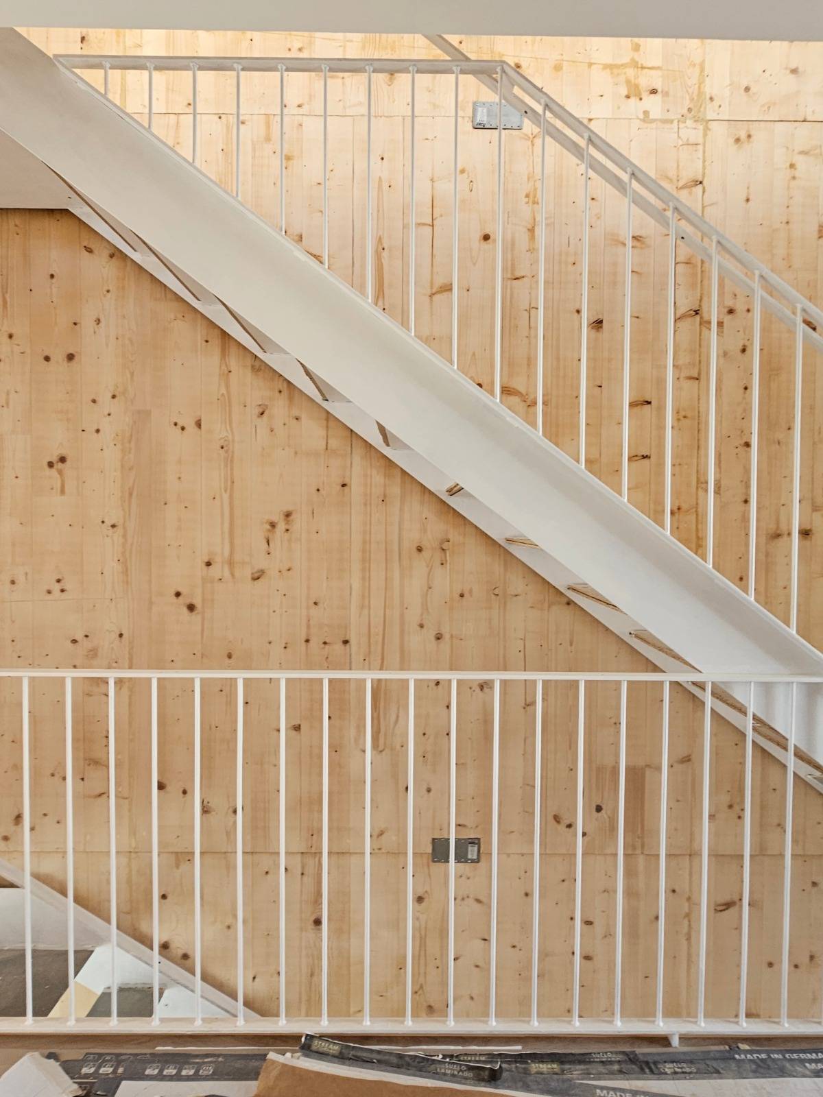 Escala en una casa amb estructura de fusta, en construcció