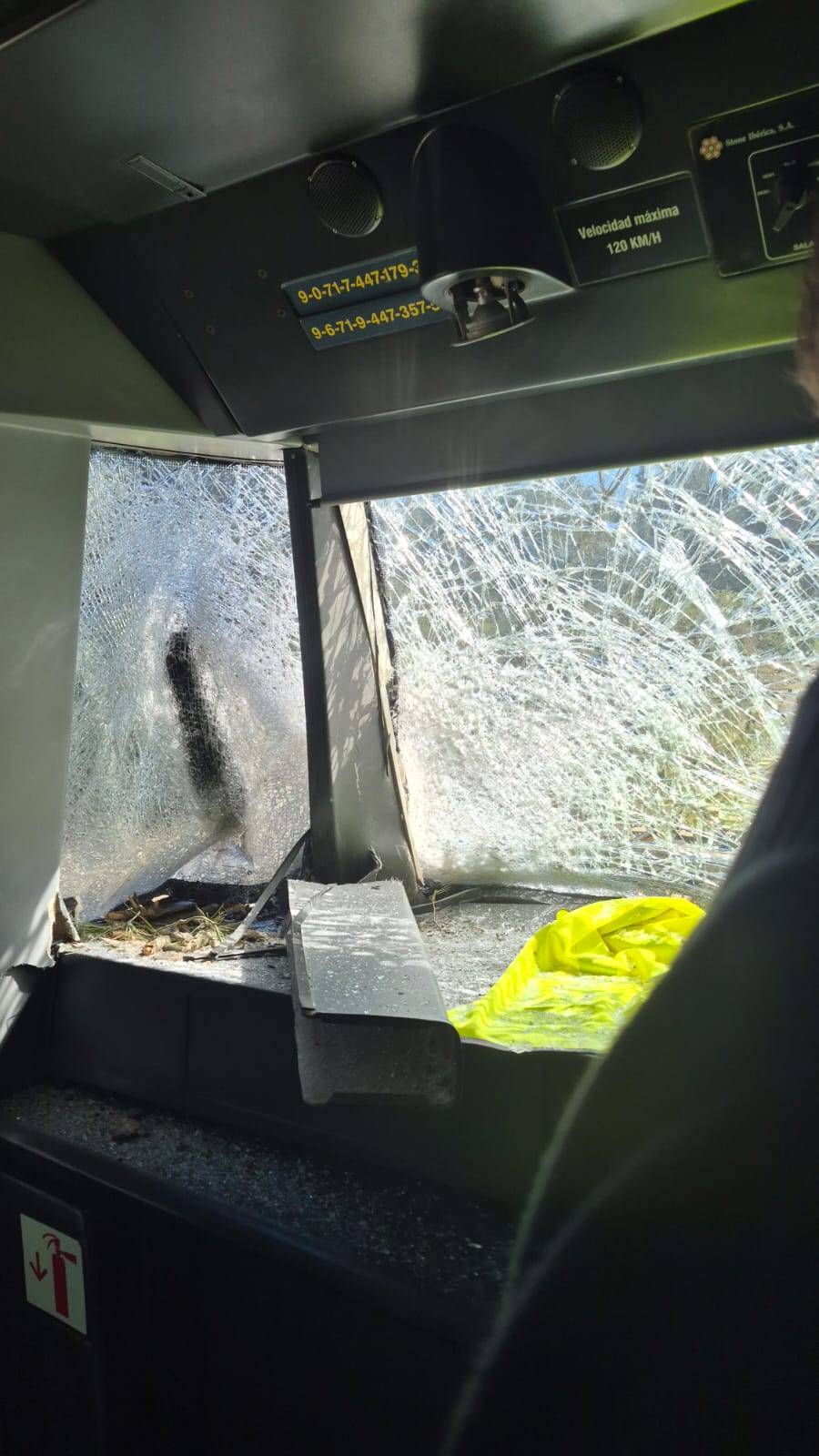 Un tren de l'R11 de Rodalies xoca contra un arbre a Sant Jordi Desvalls