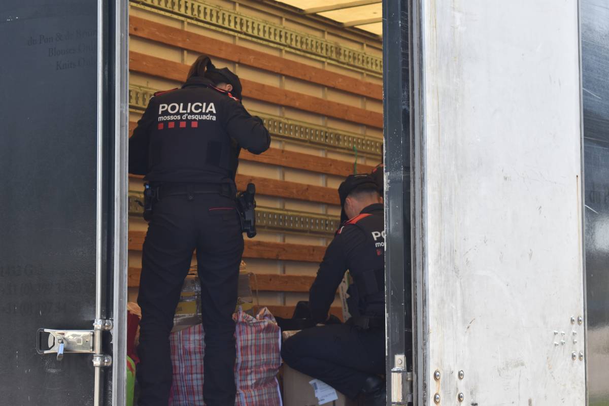 Agents dels Mossos comprovant l`interior d`un camió en l`operatiu Kanpai Pista a l`AP-7 a l`Aldea este divendres - Aguaita Agents dels Mossos comprovant l`interior d`un camió en l`operatiu Kanpai Pista a l`AP-7 a l`Aldea este divendres