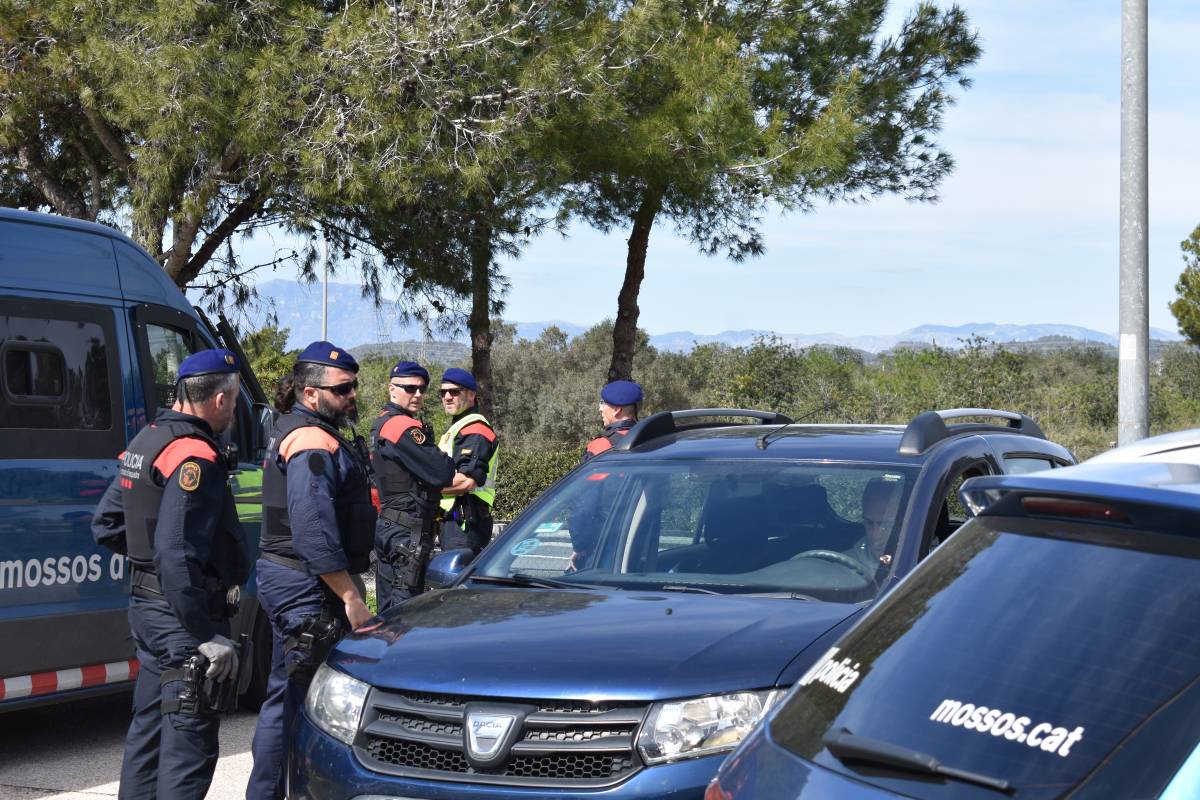 Agents dels Mossos parlant amb un conductor en l`operatiu Kanpai Pista a l`AP-7 a l`Aldea este divendres - Aguaita Agents dels Mossos parlant amb un conductor en l`operatiu Kanpai Pista a l`AP-7 a l`Aldea este divendres