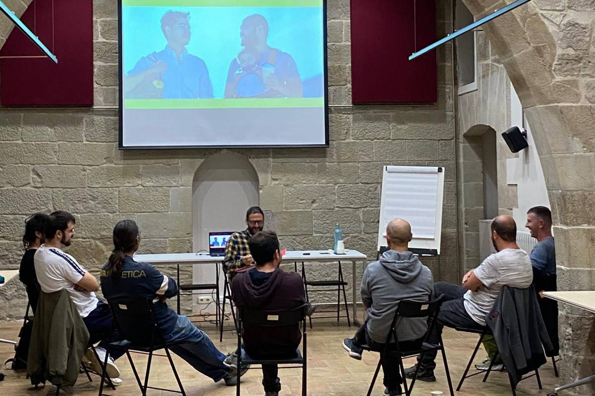 El Consell Comarcal del Solsonès impulsa una nova edició del cicle «Paternitat i cures» amb l’entitat EntreHomes