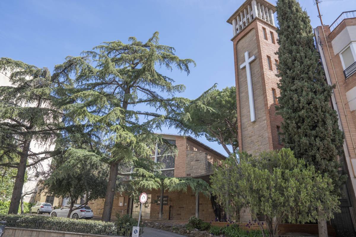 L'escultura està a la paret exterior de l'església de la Santa Creu, a la carretera de Rellinars - Nebridi Aróztegui