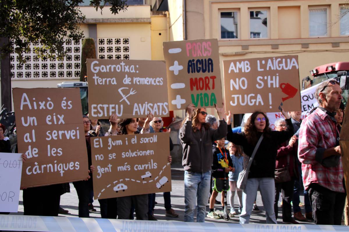 Manifestants amb pancartes a l'exterior de l'Ajuntament d'Olot  - Berta Artigas-ACN