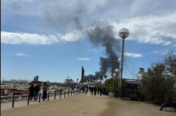 Un incendi crema contenidors a Barcelona i provoca una gran columna de fum