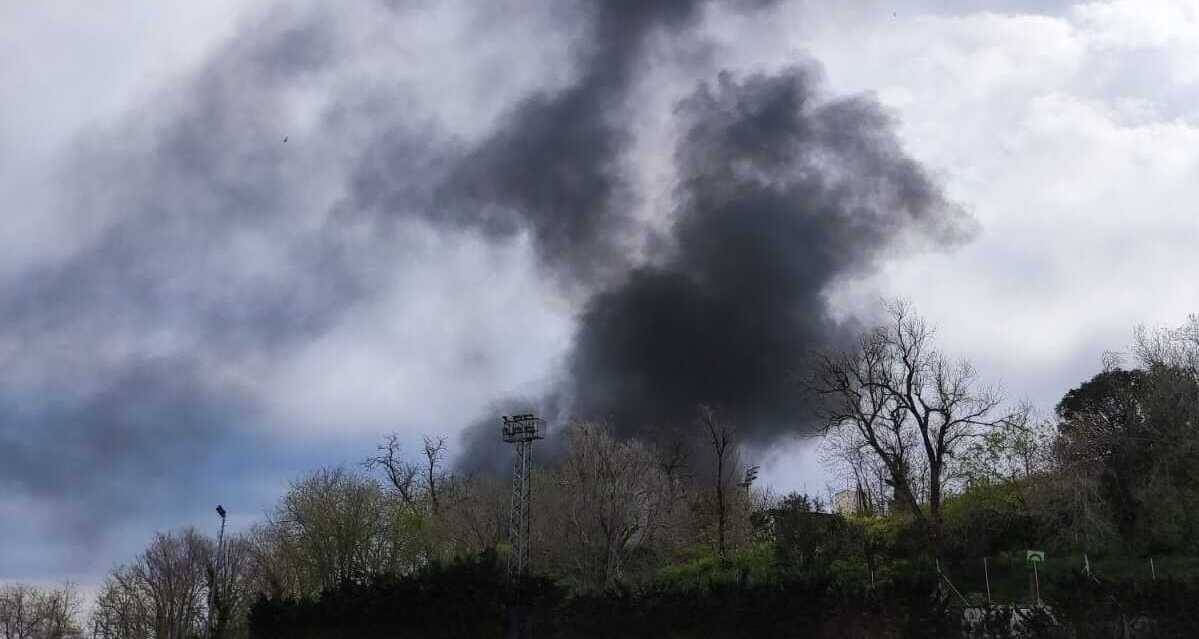 Un incendi crema diversos contenidors i un camió a Barcelona i provoca una gran columna de fum
