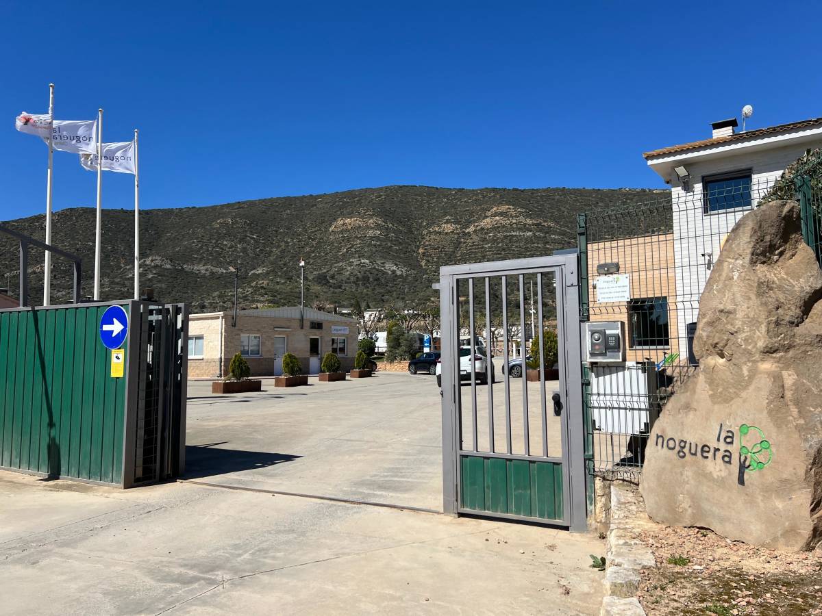 Tres persones ferides per la caiguda d’una planxa per la ventada a Camarasa