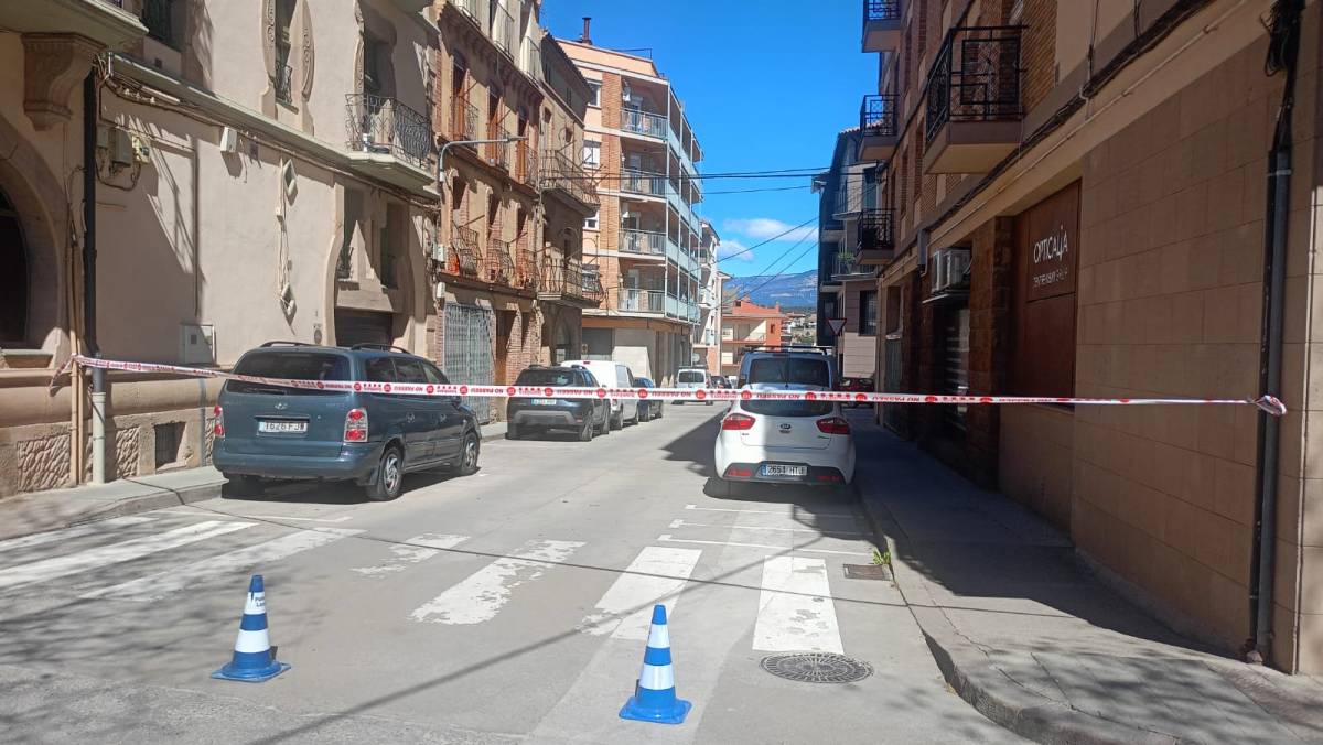 El fort vent desenganxa uns cables electrics a Solsona 