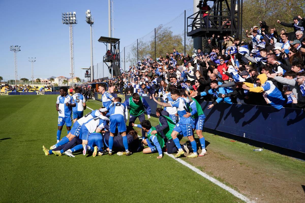 Els arlequinats, celebrant el gol amb l`afició
