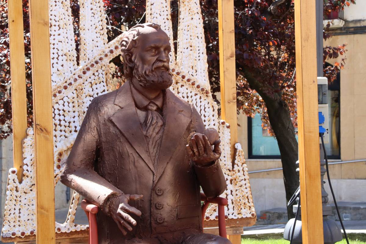 Gaudí ja té una mona: Riudoms presenta una escultura de xocolata a mida real