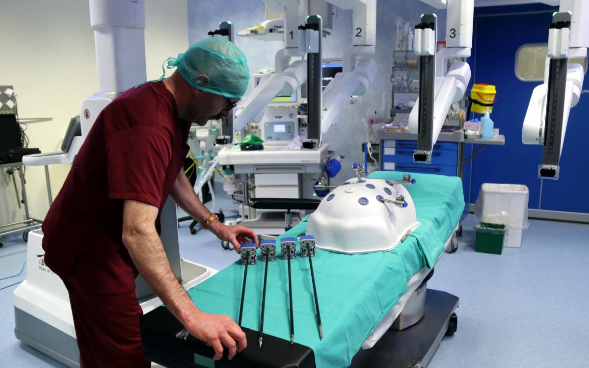 Un tècnic de l`Hospital de Vic manipulant el nou robot quirúrgic d`alta precisió.