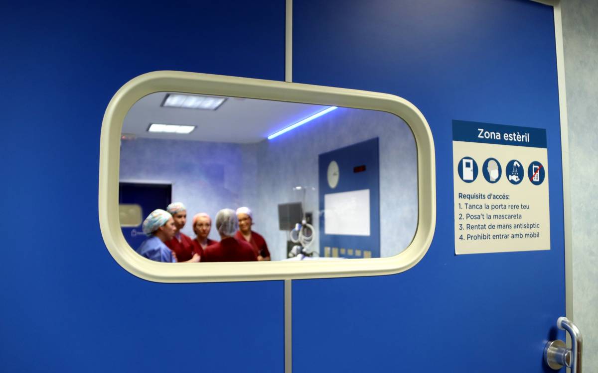 Entrada en un quiròfan de l`Hospital de Vic.