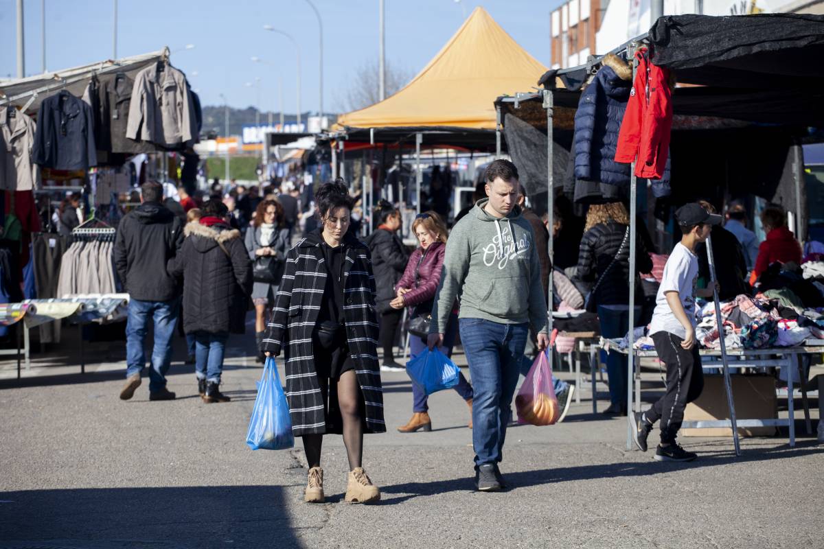Marxants del mercat ambulant de la Zona Hermètica, contra el top manta: “És molt agressiu”