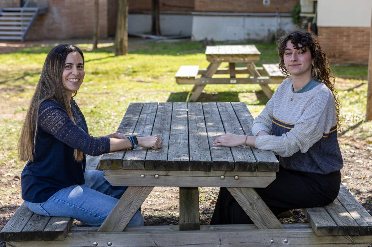 Un cafè entre quiròfens per aprendre el català a l'hospital: "Vull poder respondre el pacient amb la llengua que em parla"