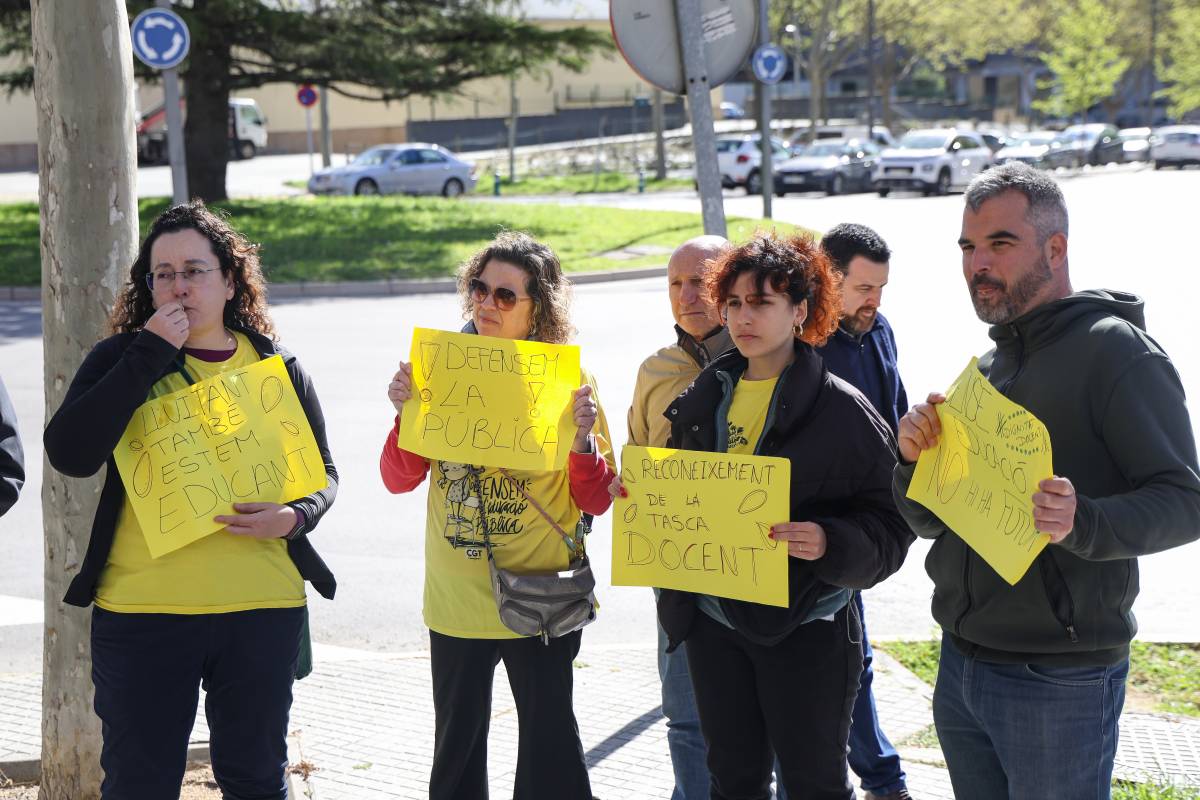 Protesta d`un grup de docents a les portes de la Biblioteca de Badia aprofitant la visita del conseller Dalmau