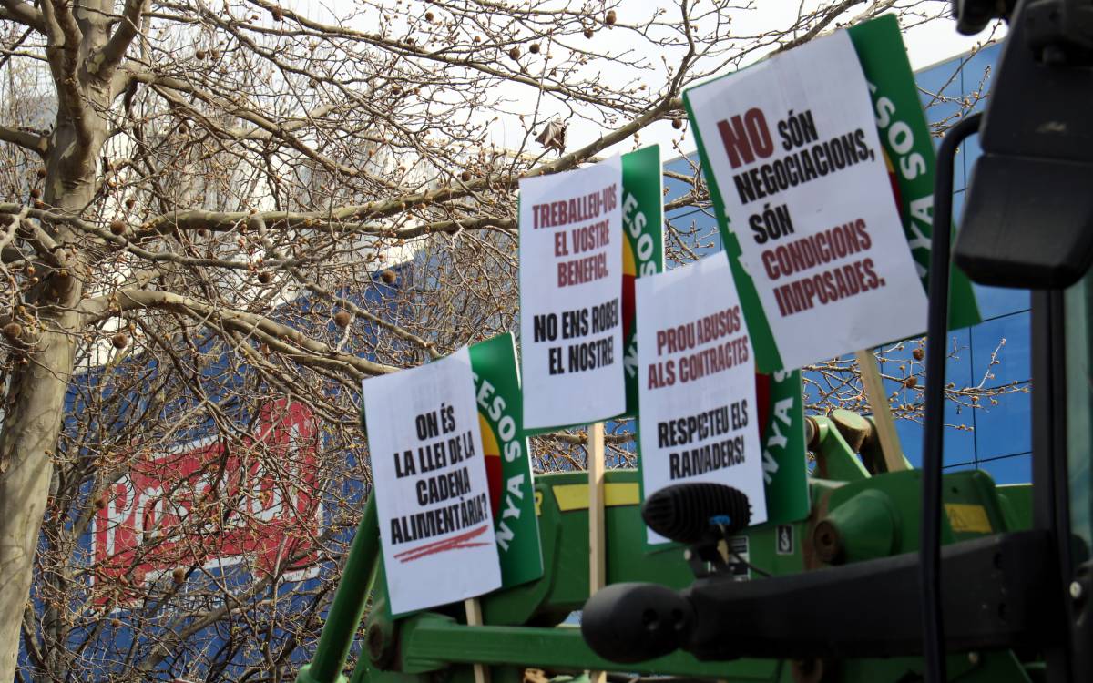 Unió de Pagesos es mobilitza a Gurb contra la baixada del preu de la llet
