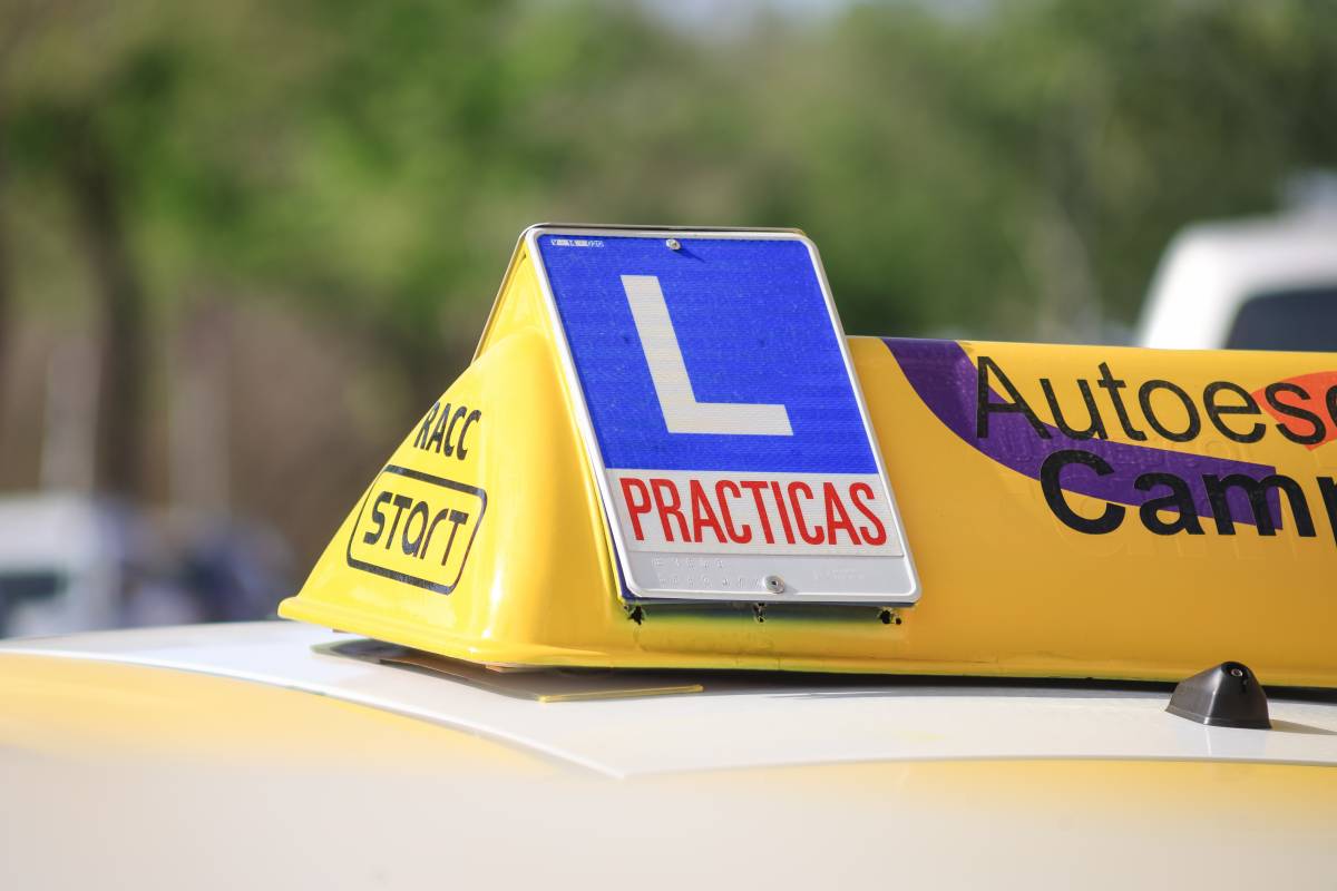 Un cotxe d`autoescola a Sabadell