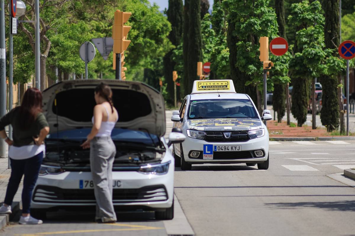 Dos cotxes d`autoescola a Sabadell