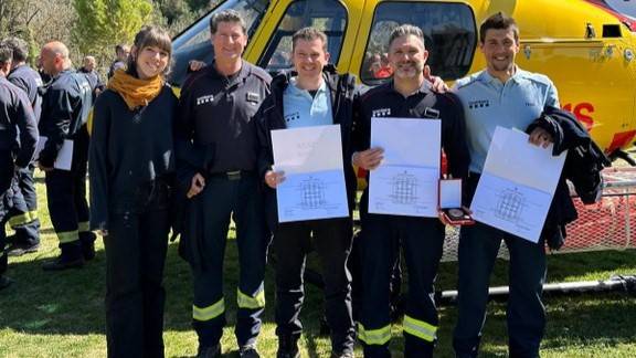 Distingeixen la feina de tres bombers voluntaris de Viladecavalls