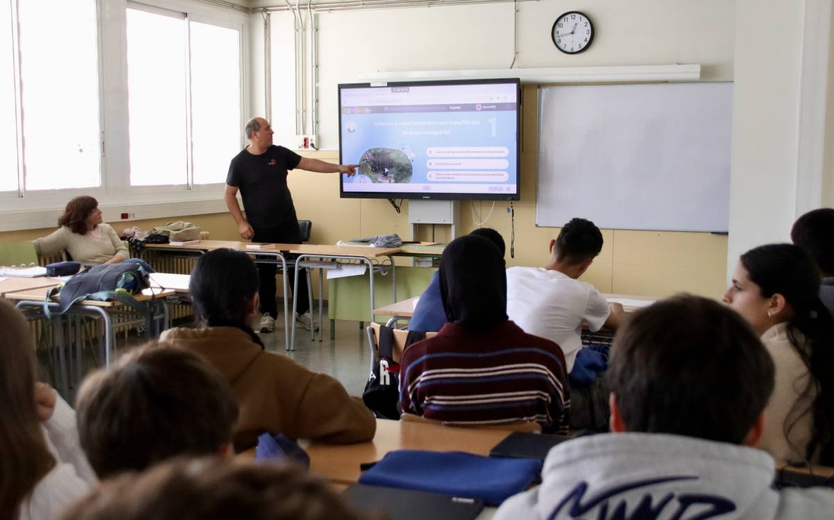 Joves de l`Institut Jaume Callís de Vic participen en els tallers que ha ideat el Consell Comarcal d`Osona. - L.Busquets/ACN Joves de l`Institut Jaume Callís de Vic participen en els tallers que ha ideat el Consell Comarcal d`Osona.