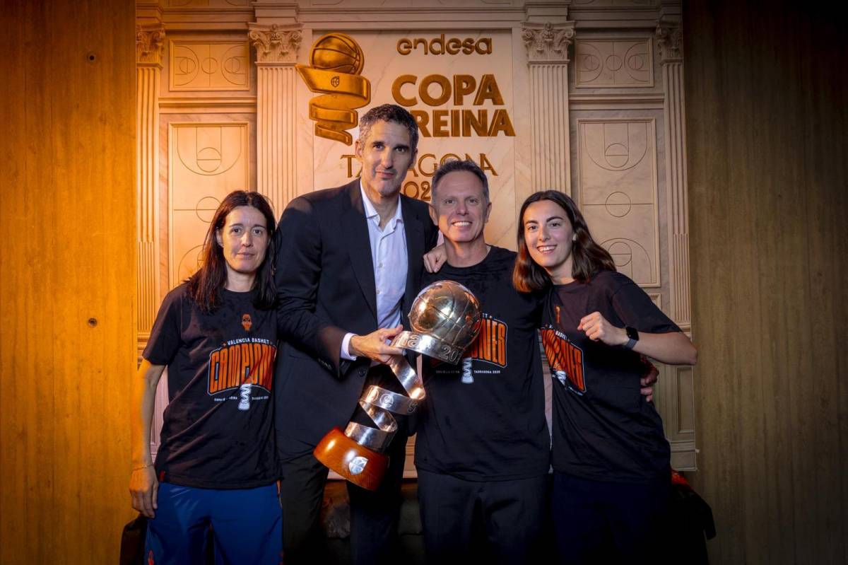 El cos tècnic, encapçalat per Rubén Burgos, amb Estopà a l`esquerra de la imatge