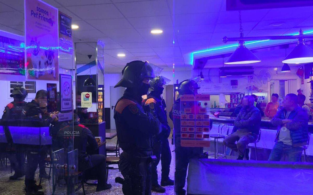 Detenen un home en un bar de Torredembarra per amagar cocaïna sota un billar