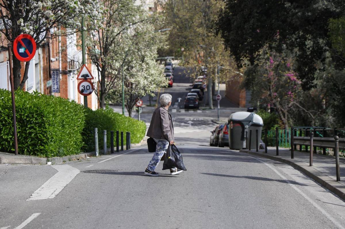 “Falten passos de vianants al carrer”