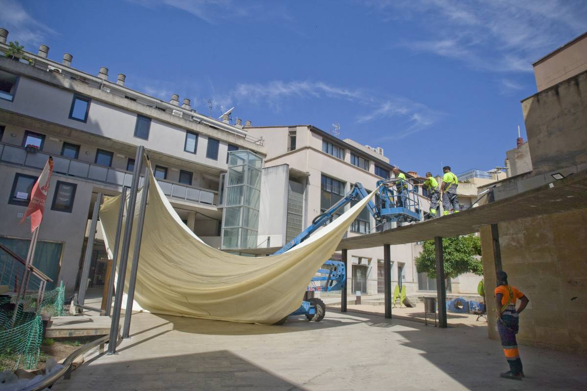 L'Ajuntament aprova un sistema de veles triangulars per fer ombra a la plaça de la Torre del Palau