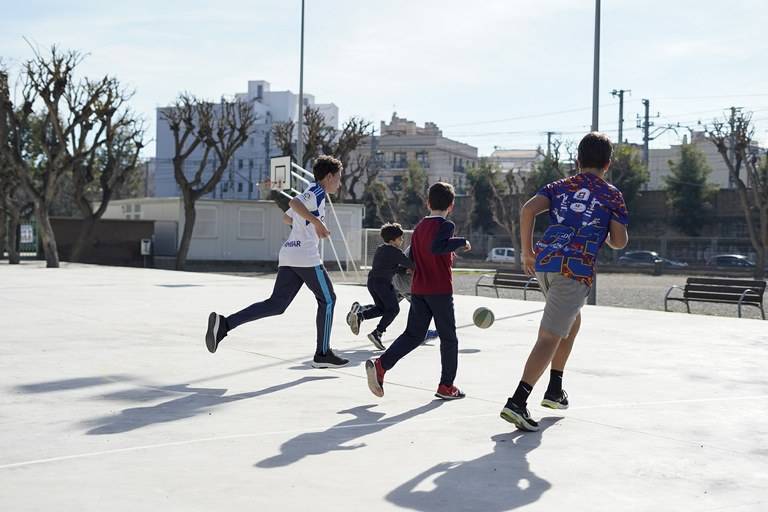 Barcelona obre 16 patis escolars per Setmana Santa: consulta horaris i centres